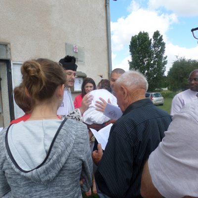 Baptême d'une jeune fille au Prieuré, quelle joie que de faire naître la Grâce !