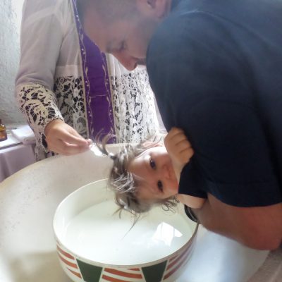 Moment fatidique où l'eau du baptême lave l'âme du nouveau chrétien