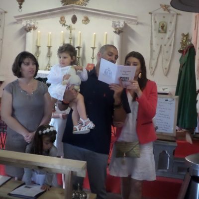 Parents et parrains remercient en chantant la Sainte Vierge