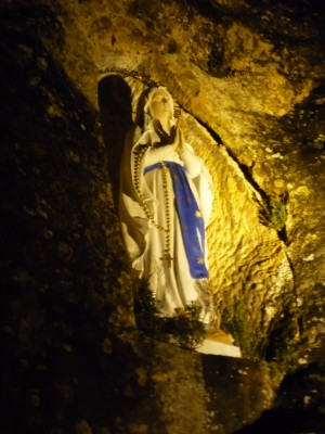 Notre Dame de Lourdes veille sur le village de Saint Rémy