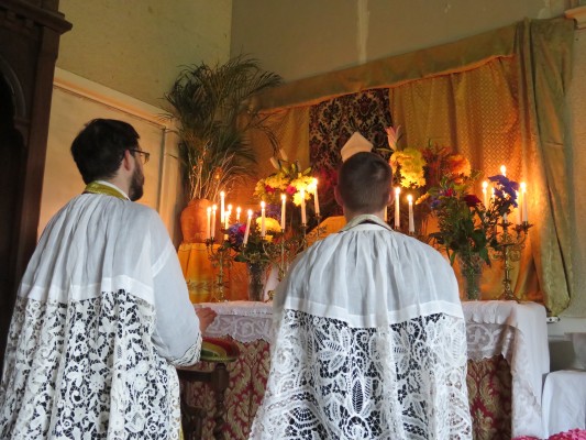 Le clergé en adoration le jeudi Saint devant le reposoir du prieuré 