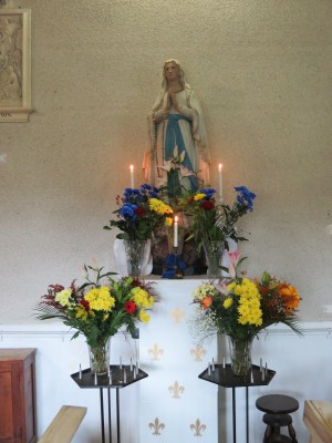 Notre belle statue de la Vierge, toujours bien fleurie au prieuré