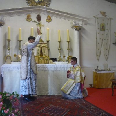 Père Louis béni l'assemblée avant la Communion