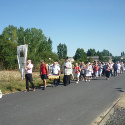 Au  son de l'Ave, la procession s'ébranle, la foule est impressionnante