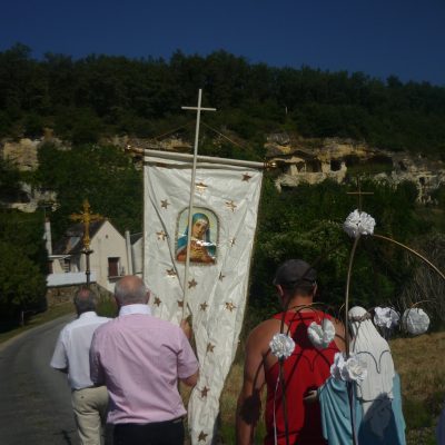 La Vierge s'apprête à rejoindre les troglodytes