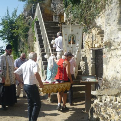 Nos valeureux porteurs s'engagent dans les escaliers du sanctuaire