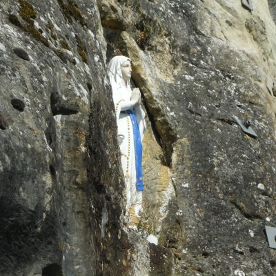 Impassible, la Vierge attend ses enfants venus l'honorer en ce jour de fête