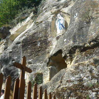 La jolie grotte de Saint Rémy, merci aux pasteurs d'autrefois d'avoir créé ce si bel espace