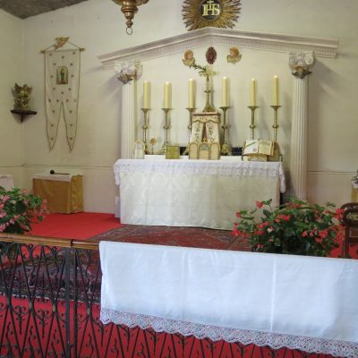 Le Choeur de la Chapelle si soigné pour la Messe 
