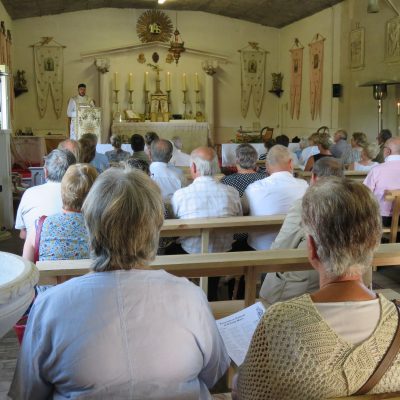 Attentive, la foule écoute les paroles fortes du Père Louis durant le sermon