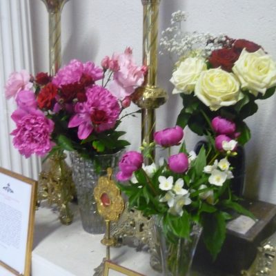 Détail des gracieux bouquets qui fleurissent l'autel