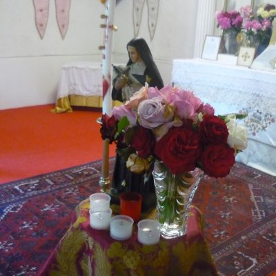 Sainte Rita et ses jolies roses apportées par les paroissiens