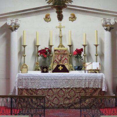 Le choeur de la chapelle préparé pour la fête de ce jour