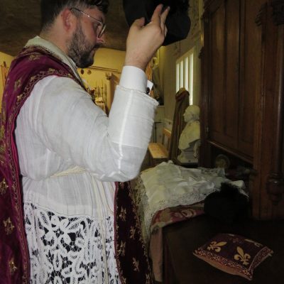 Père Louis du Christ Roi fin prêt pour monter à l'autel