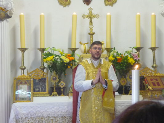 Père Louis achève la Messe de Pâques