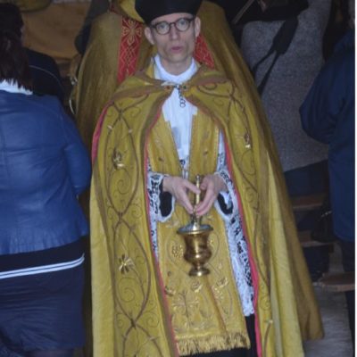 La procession s'avance au son d'un joli chant à la Vierge