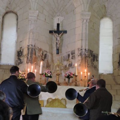 La cérémonie commence au son de la fanfare