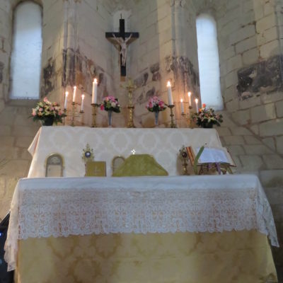 L'autel de la chapelle, magnifique écrin pour la Sainte Messe