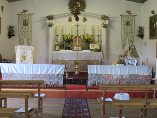Le Choeur de la chapelle préparé pour la Messe de Pâques